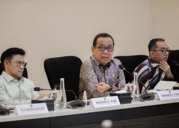 Menteri Koordinator Bidang Pembangunan Manusia dan Kebudayaan (Menko PMK) Pratikno (tengah) dalam Rapat Tingkat Menteri Percepatan Revitalisasi Pendidikan dan Pelatihan Vokasi di Jakarta, Jumat (14/11/2025) (Foto: Kemenko PMK)