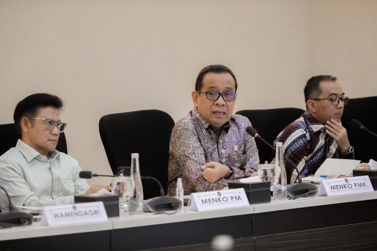 Menteri Koordinator Bidang Pembangunan Manusia dan Kebudayaan (Menko PMK) Pratikno (tengah) dalam Rapat Tingkat Menteri Percepatan Revitalisasi Pendidikan dan Pelatihan Vokasi di Jakarta, Jumat (14/11/2025) (Foto: Kemenko PMK)