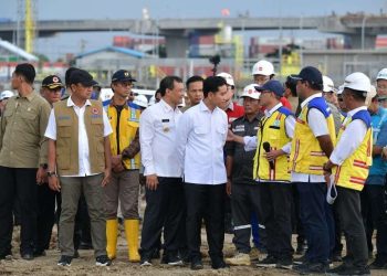 Wakil Presiden (Wapres) Gibran Rakabuming (tengah) didamping sejumlah pejabat terkait saat meninjau proyek Kolam Retensi Terboyo di Kota Semarang, Jawa Tengah, Minggu (02/11/2025) (Foto: Setwapres)