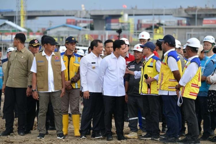 Wakil Presiden (Wapres) Gibran Rakabuming (tengah) didamping sejumlah pejabat terkait saat meninjau proyek Kolam Retensi Terboyo di Kota Semarang, Jawa Tengah, Minggu (02/11/2025) (Foto: Setwapres)