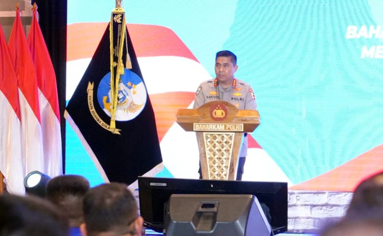 Kabaharkam Polri Komjen Pol Karyoto membuka resmi dan memberikan sambutan dalam acara Rakernis Baharkam 2025 di Yogyakarta