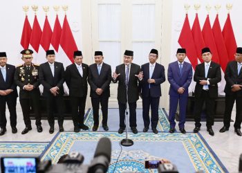 Ketua Komisi Percepatan Reformasi Polri Jimly Asshiddiqie bersama anggota di Istana Merdeka, Jakarta, Jumat (7/11/2025)