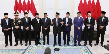 Ketua Komisi Percepatan Reformasi Polri Jimly Asshiddiqie bersama anggota di Istana Merdeka, Jakarta, Jumat (7/11/2025)