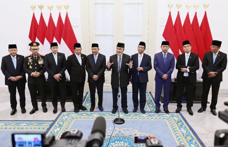 Ketua Komisi Percepatan Reformasi Polri Jimly Asshiddiqie bersama anggota di Istana Merdeka, Jakarta, Jumat (7/11/2025)