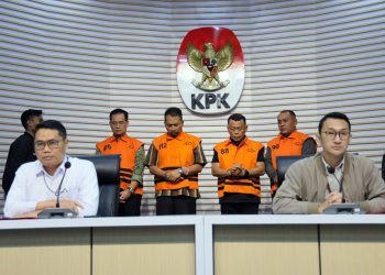 Direktur Penyidikan KPK, Asep Guntur Rahayu didampingi Jubir Budi Prasetyo dalam konferensi pers penetapatn Tersangka korupsi dan gratifikasi Pemkab Ponorogo di Gedung Merah Putih KPK, Jakarta, pada Minggu (9/11/2025) dini hari