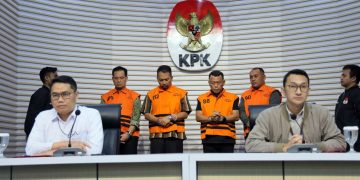 Direktur Penyidikan KPK, Asep Guntur Rahayu didampingi Jubir Budi Prasetyo dalam konferensi pers penetapatn Tersangka korupsi dan gratifikasi Pemkab Ponorogo di Gedung Merah Putih KPK, Jakarta, pada Minggu (9/11/2025) dini hari