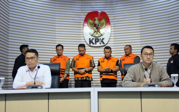 Direktur Penyidikan KPK, Asep Guntur Rahayu didampingi Jubir Budi Prasetyo dalam konferensi pers penetapatn Tersangka korupsi dan gratifikasi Pemkab Ponorogo di Gedung Merah Putih KPK, Jakarta, pada Minggu (9/11/2025) dini hari