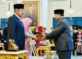 Presiden Prabowo Subianto menganugerahkan gelar tanda pahlawan kepada Presiden ke-2 Republik Indonesia Soeharto diterima Putri Sulung dari Soeharto, Siti Hardijanti Hastuti Rukmana di Istana Negara, Jakarta, Senin (10/11/2025)