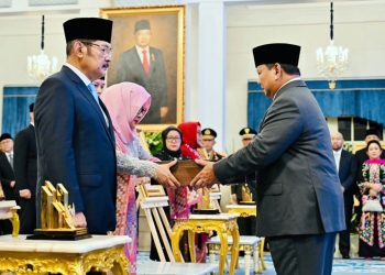 Presiden Prabowo Subianto menganugerahkan gelar tanda pahlawan kepada Presiden ke-2 Republik Indonesia Soeharto diterima Putri Sulung dari Soeharto, Siti Hardijanti Hastuti Rukmana di Istana Negara, Jakarta, Senin (10/11/2025)