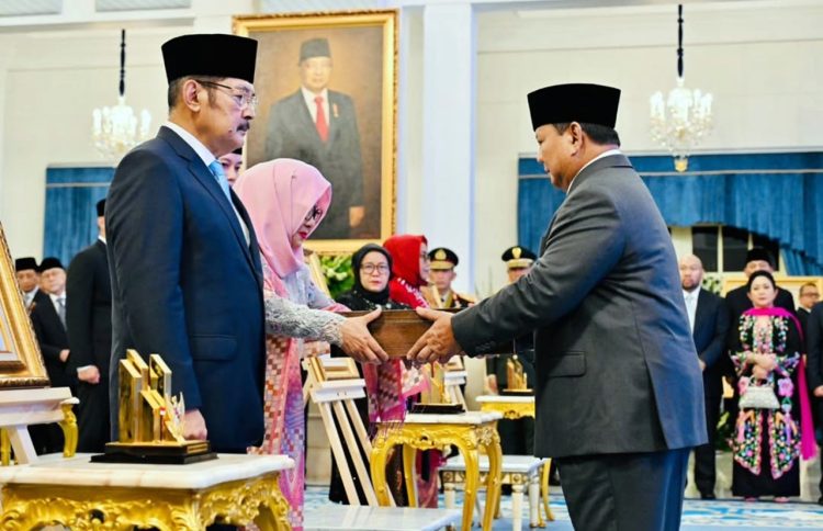 Presiden Prabowo Subianto menganugerahkan gelar tanda pahlawan kepada Presiden ke-2 Republik Indonesia Soeharto diterima Putri Sulung dari Soeharto, Siti Hardijanti Hastuti Rukmana di Istana Negara, Jakarta, Senin (10/11/2025)