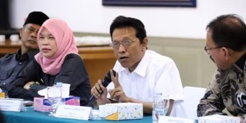 Adian Napitupulu, Wakil Ketua BAM DPR RI, ketika melakukan kunjungan kerja ke PT Indofarma Tbk Selasa (11/11/2025)
