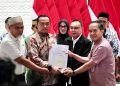 Wakil Ketua DPR RI Sufmi Dasco Ahmad didampingi Mensesneg Prasetyo Hadi menyerahkan surat rehabilitasi pemulihan namabaik dan hak guru Abdul Muis dan Rasnal