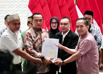 Wakil Ketua DPR RI Sufmi Dasco Ahmad didampingi Mensesneg Prasetyo Hadi menyerahkan surat rehabilitasi pemulihan namabaik dan hak guru Abdul Muis dan Rasnal