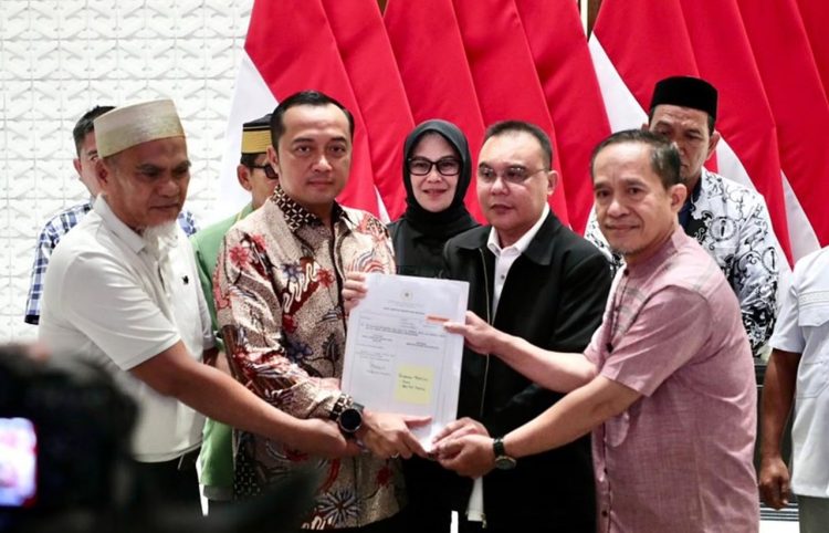 Wakil Ketua DPR RI Sufmi Dasco Ahmad didampingi Mensesneg Prasetyo Hadi menyerahkan surat rehabilitasi pemulihan namabaik dan hak guru Abdul Muis dan Rasnal