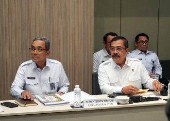 Menteri Imipas Agus Andrianto (kanan) dan Sekjen Imipas Asep Kurnia (kiri) memberikan paparan dalam Uji Publik Keterbukaan Informasi di Jakarta pada (20/11)