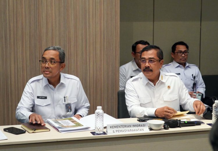 Menteri Imipas Agus Andrianto (kanan) dan Sekjen Imipas Asep Kurnia (kiri) memberikan paparan dalam Uji Publik Keterbukaan Informasi di Jakarta pada (20/11)