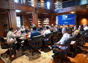 Presiden Republik Indonesia Prabowo Subianto memanggil sejumlah anggota Kabinet Merah Putih ke Hambalang, Bogor, pada Minggu, 23 November 2025.