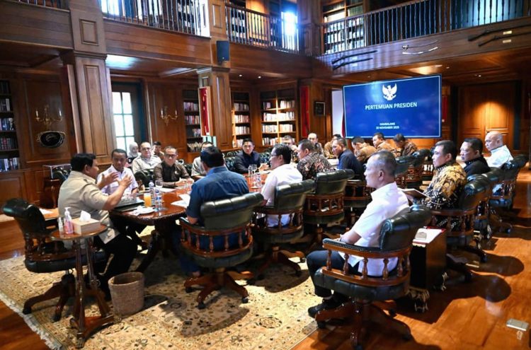 Presiden Republik Indonesia Prabowo Subianto memanggil sejumlah anggota Kabinet Merah Putih ke Hambalang, Bogor, pada Minggu, 23 November 2025.