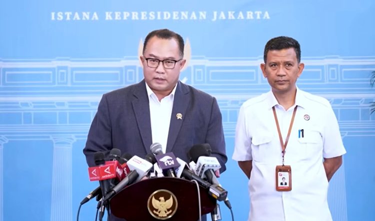 Kepala BRIN Arif Satria dan Wakil Kepala BRIN Amarulla Octavian memberikan keterangan usai penuhi panggilan Presiden di Istana Merdeka, Jakarta