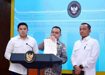 Wakil Ketua DPR RI Sufmi Dasco Ahmad, Menteri Sekretaris Negara (Mensesneg) Prasetyo Hadi, dan Sekretaris Kabinet (Seskab) Teddy Indra Wijaya memberikan keterangan pers bersama di Ruang Sidang Kabinet, Istana Kepresidenan Jakarta, Selasa (25/11/2025)