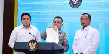 Wakil Ketua DPR RI Sufmi Dasco Ahmad, Menteri Sekretaris Negara (Mensesneg) Prasetyo Hadi, dan Sekretaris Kabinet (Seskab) Teddy Indra Wijaya memberikan keterangan pers bersama di Ruang Sidang Kabinet, Istana Kepresidenan Jakarta, Selasa (25/11/2025)