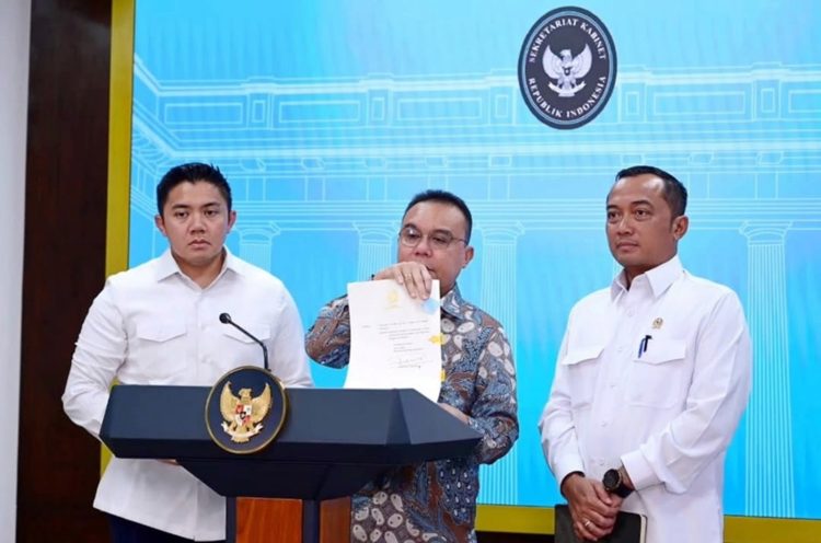 Wakil Ketua DPR RI Sufmi Dasco Ahmad, Menteri Sekretaris Negara (Mensesneg) Prasetyo Hadi, dan Sekretaris Kabinet (Seskab) Teddy Indra Wijaya memberikan keterangan pers bersama di Ruang Sidang Kabinet, Istana Kepresidenan Jakarta, Selasa (25/11/2025)