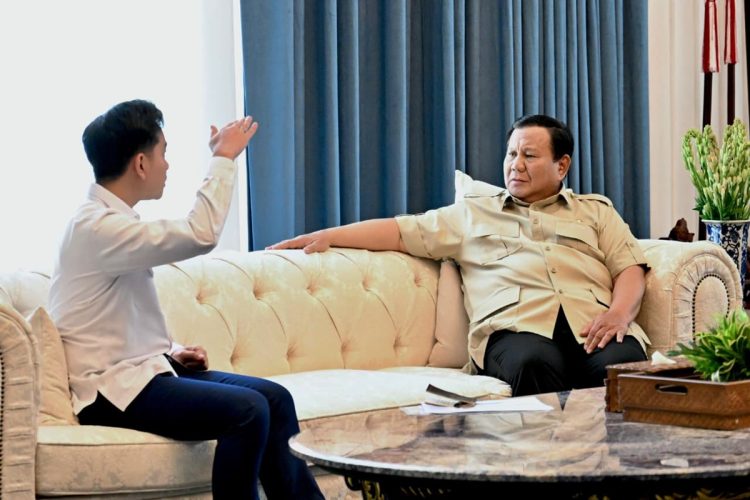 Presiden Prabowo Subianto menerima laporan langsung dari Wakil Presiden Gibran Rakabuming Raka di Istana Merdeka, Jakarta, Selasa (25/11/2025).