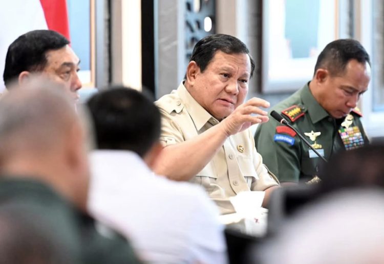 Presiden Prabowo Subianto memimpin langsung evaluasi percepatan pembangunan Koperasi Desa/Kelurahan Merah Putih (KDKMP) di Markas Besar TNI, Jakarta, pada Selasa, 25 November 2025