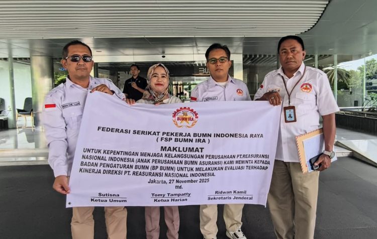 Tomy Tampatty Ketua Harian FSP BUMN IRA beserta pengurus saat melaporkan pada BP BUMN tentang dugaan adanya Mismanajemen di PT Reasuransi Nasional Indonesia, Kamis (27/11/2025)