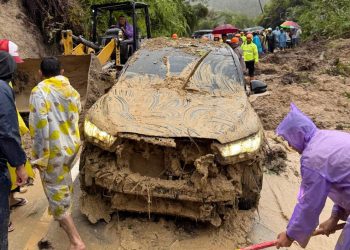 Satu dari Empat Mobil Rombongan Bupati Tapteng Rusak Parah Akibat Matrial Longsoran