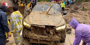 Satu dari Empat Mobil Rombongan Bupati Tapteng Rusak Parah Akibat Matrial Longsoran