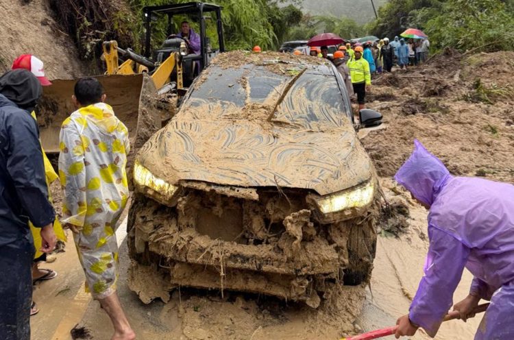 Satu dari Empat Mobil Rombongan Bupati Tapteng Rusak Parah Akibat Matrial Longsoran
