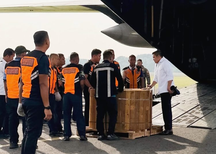 Seskab Teddy Indra Wijaya cek kesiapan bantuan darurat untuk warga terdapak bencana Sumater di Lanud Halim Perdanakusuma. (dok Seskab)