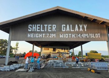 Personel PLN sedang melakukan pengecekan material tower darurat yang berada di Landasan Udara Sultan Iskandar Muda, Aceh. Material tersebut telah dikirim ke titik-titik tower terdampak untuk segera dibangun sebagai tower Saluran Udara Tegangan Tinggi (SUTT) darurat di lokasi