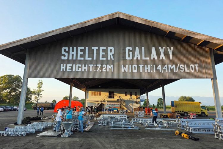 Personel PLN sedang melakukan pengecekan material tower darurat yang berada di Landasan Udara Sultan Iskandar Muda, Aceh. Material tersebut telah dikirim ke titik-titik tower terdampak untuk segera dibangun sebagai tower Saluran Udara Tegangan Tinggi (SUTT) darurat di lokasi