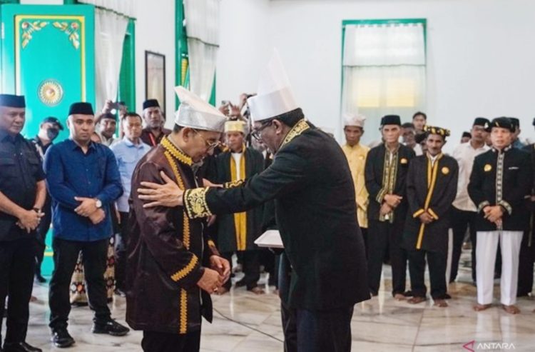 Menteri Kebudayaan Fadli Zon usai menerima Gelar Kehormatan Kesultanan Tidore oleh Sultan Tidore Husain Syah, Kedaton Kesultanan Tidore, Tidore, Maluku Utara, Kamis (27/11/2025)