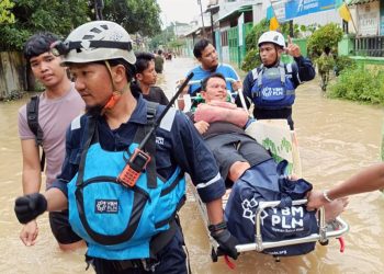 Potret aksi cepat Tim Yayasan Baitul Maal (YBM) PLN membantu evakuasi warga yang terdampak banjir di Medan