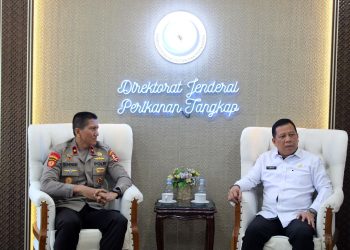 Direktur Kepelabuhan Perikanan KKP, Dr. Ady Candra, S.Pi., M.Si., bersama Dirpamobvit Korsabhara Baharkam Polri, Brigjen Pol. Suhendri, S.H., S.I.K., M. PSDM., di ruang rapat nelayan lantai 12 Gedung Mina Bahari II, Jakarta Pusat.
