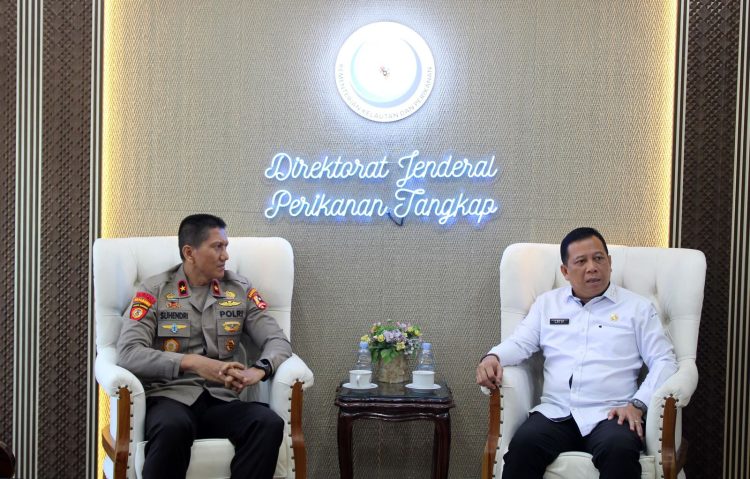 Direktur Kepelabuhan Perikanan KKP, Dr. Ady Candra, S.Pi., M.Si., bersama Dirpamobvit Korsabhara Baharkam Polri, Brigjen Pol. Suhendri, S.H., S.I.K., M. PSDM., di ruang rapat nelayan lantai 12 Gedung Mina Bahari II, Jakarta Pusat.