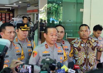 Kapolda Metro Jaya Irjen Pol Asep Edi Suheri meninjau korban ledakan SMAN 72 di RS Islam Jakarta, Jumat (7/11/2025).