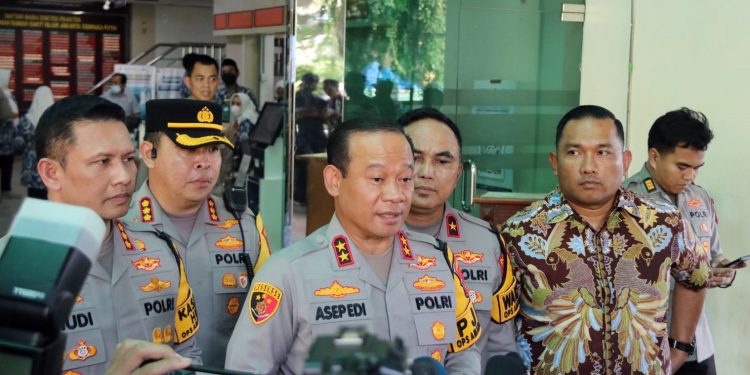 Kapolda Metro Jaya Irjen Pol Asep Edi Suheri meninjau korban ledakan SMAN 72 di RS Islam Jakarta, Jumat (7/11/2025).