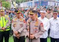 Kapolri Jenderal Listyo Sigit Prabowo didampingi Kapolda Jawa Barat Irjen Pol Rudi Setiawan dan jajaran usai apel ojol kamtibmas 'Sauyunan Jaga Lembur' Polda Jawa Barat di Lapangan Upakarti, Soreang, Kabupaten Bandung, Jawa Barat (Jabar), Sabtu (8/11/2025)