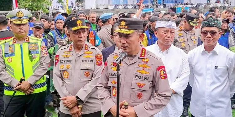 Kapolri Jenderal Listyo Sigit Prabowo didampingi Kapolda Jawa Barat Irjen Pol Rudi Setiawan dan jajaran usai apel ojol kamtibmas 'Sauyunan Jaga Lembur' Polda Jawa Barat di Lapangan Upakarti, Soreang, Kabupaten Bandung, Jawa Barat (Jabar), Sabtu (8/11/2025)