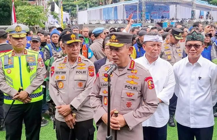 Kapolri Jenderal Listyo Sigit Prabowo didampingi Kapolda Jawa Barat Irjen Pol Rudi Setiawan dan jajaran usai apel ojol kamtibmas 'Sauyunan Jaga Lembur' Polda Jawa Barat di Lapangan Upakarti, Soreang, Kabupaten Bandung, Jawa Barat (Jabar), Sabtu (8/11/2025)