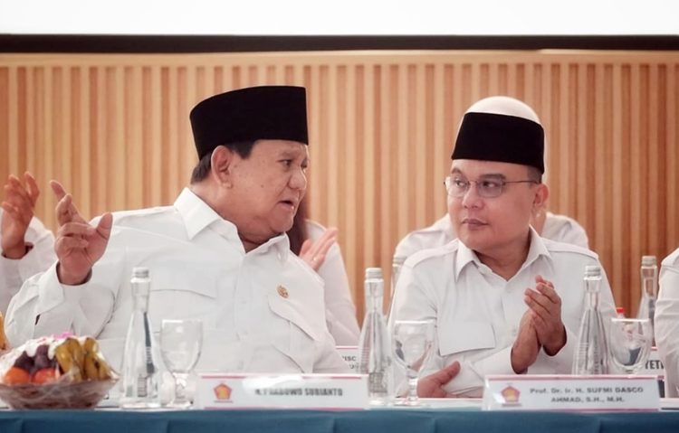 Sufmi Dasco Ahmad mendampingi Ketua Dewan Pembina Partai Gerindra Prabowo Subianto dalam acara Taklimat Ketua Dewan Pembina Partai Gerindra di Hambalang Jawa Barat, Sabtu (8/11/2025) malam