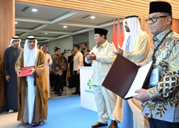 Presiden Prabowo Subianto menyaksikan pertukaran Pernyataan Kehendak (Letter of Intent/LoI) antara Yayasan Khalifa bin Zayed Al Nahyan, Persatuan Emirat Arab (PEA) dan Kementerian Agama Republik Indonesia di Kota Surakarta, pada Rabu, 19 November 2025. (dok BPMI Setpres).