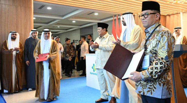 Presiden Prabowo Subianto menyaksikan pertukaran Pernyataan Kehendak (Letter of Intent/LoI) antara Yayasan Khalifa bin Zayed Al Nahyan, Persatuan Emirat Arab (PEA) dan Kementerian Agama Republik Indonesia di Kota Surakarta, pada Rabu, 19 November 2025. (dok BPMI Setpres).