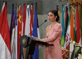 Ibu Selvi Gibran Rakabuming saat meresmikan Pembukaan Bazar Amal ke-56 Women’s International Club (WIC) di Hall B, Jakarta International Convention Center, Jakarta Pusat, Rabu (19/11/2025)