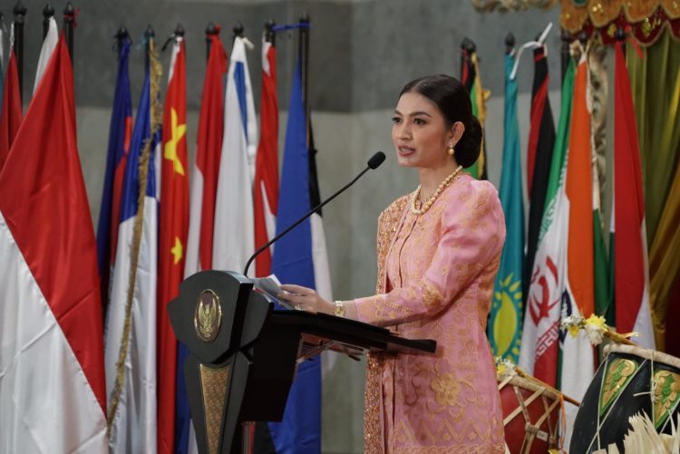 Ibu Selvi Gibran Rakabuming saat meresmikan Pembukaan Bazar Amal ke-56 Women’s International Club (WIC) di Hall B, Jakarta International Convention Center, Jakarta Pusat, Rabu (19/11/2025)