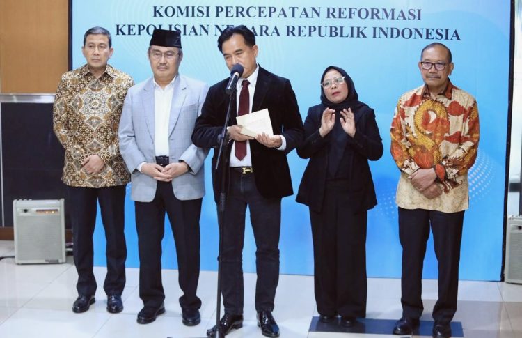 Doorstop Komisi Reformasi Polri usai audiensi dengan sejumlah lembaga masyarakat sipil pada Selasa (25/11/2025) di Gedung Kementerian Sekretariat Negara, Gambir, Jakarta Pusat